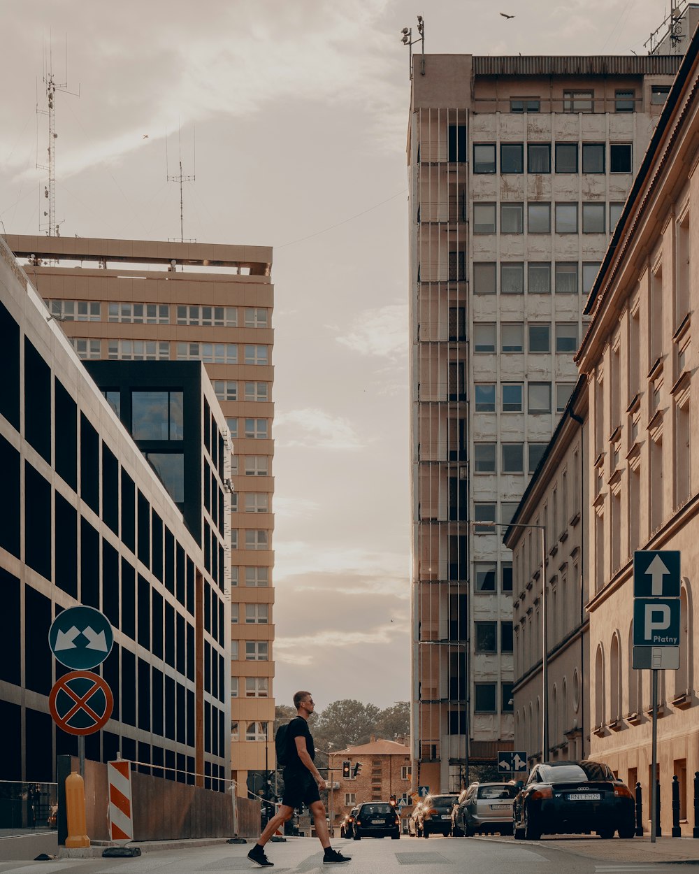 uomo che cammina sulla strada