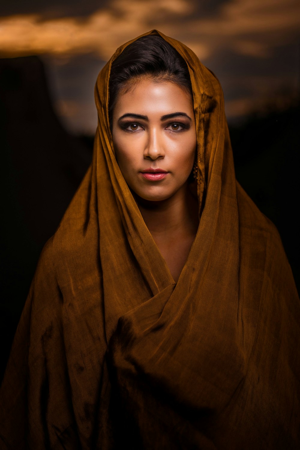 fotografía de retrato de mujer con pañuelo marrón en la cabeza