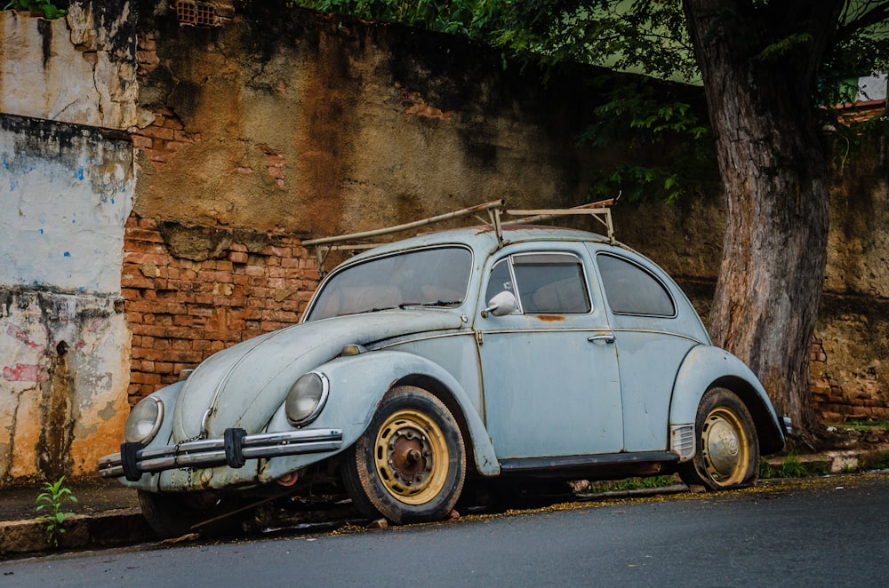 Volkswagen Beetle coupé azul en carretera