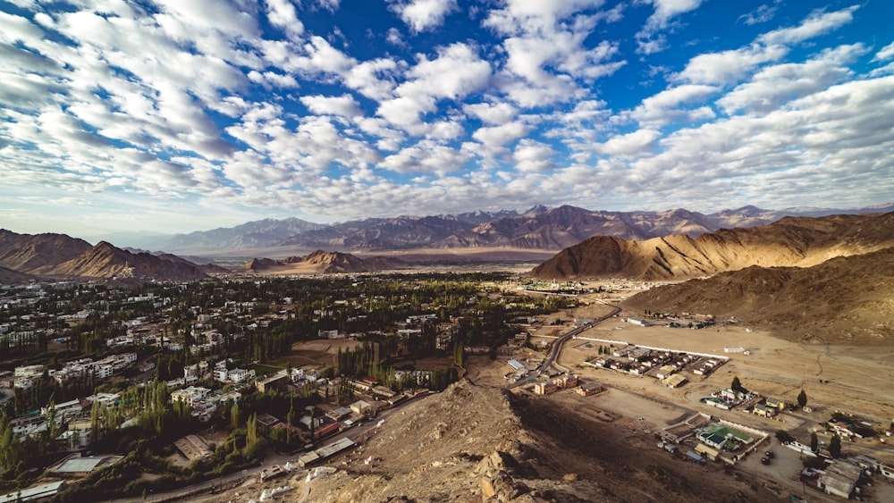 foto aerea della città nel mezzo del deserto durante il giorno