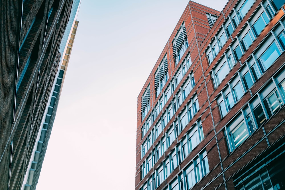 Edificio de hormigón marrón durante el día