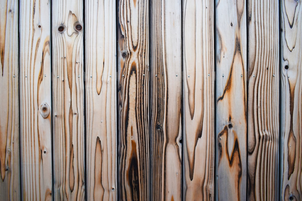 tablón de madera marrón