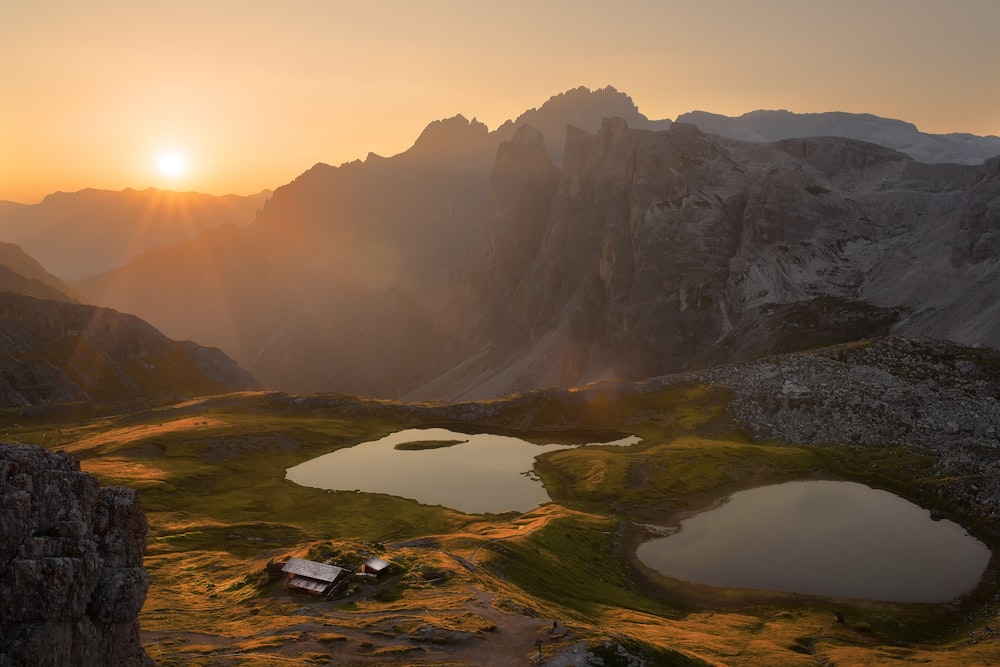 Landschaftsfoto von Bergen und See