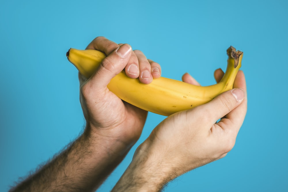 Persona sosteniendo un plátano