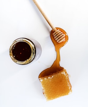 Honigglas mit Honiggetränken Honiglöffel