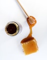 Honigglas mit Honiggetränken Honiglöffel