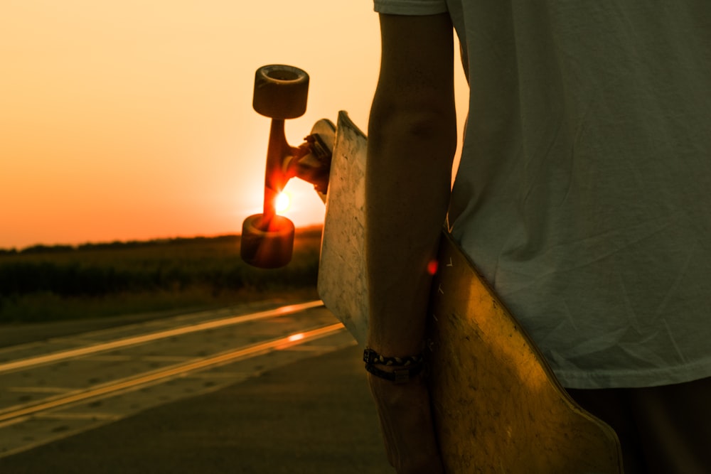 Person, die Longboard hält