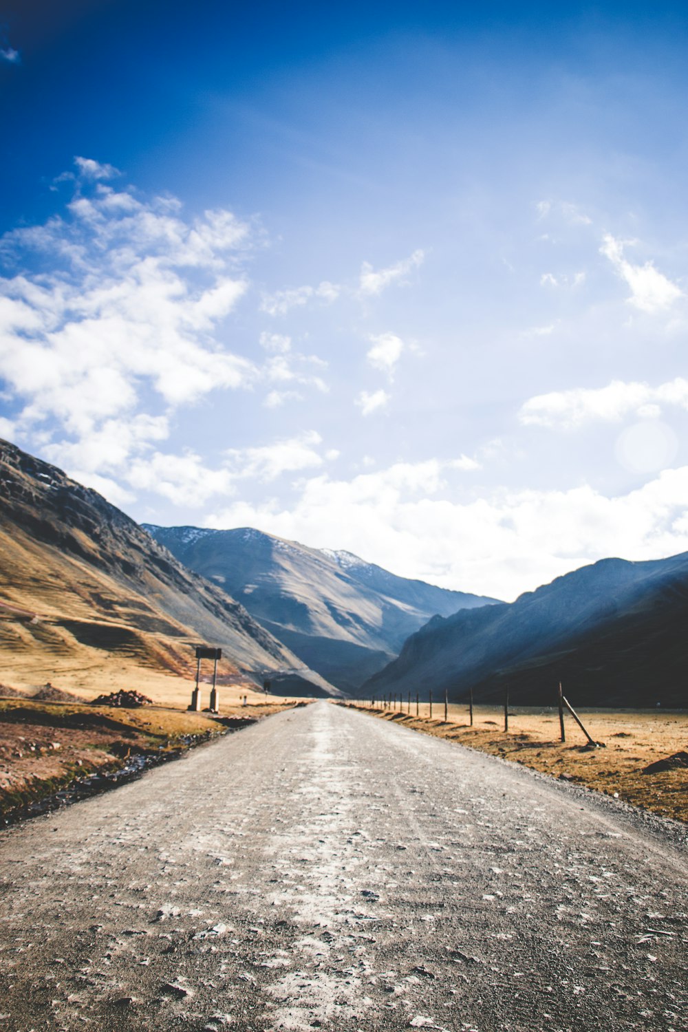 strada vuota tra le montagne