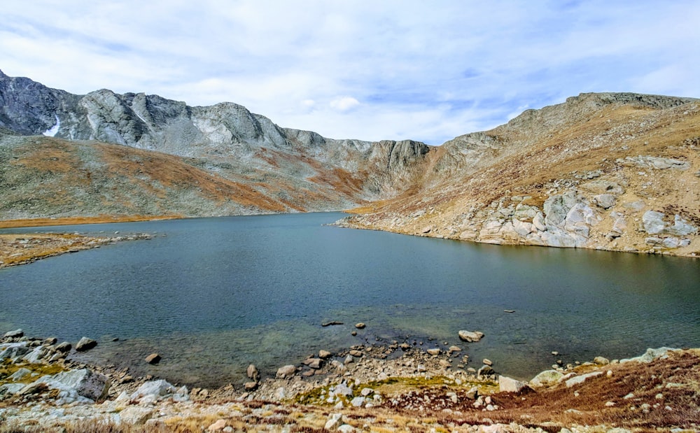 água do lago cercada por montanhas durante o dia