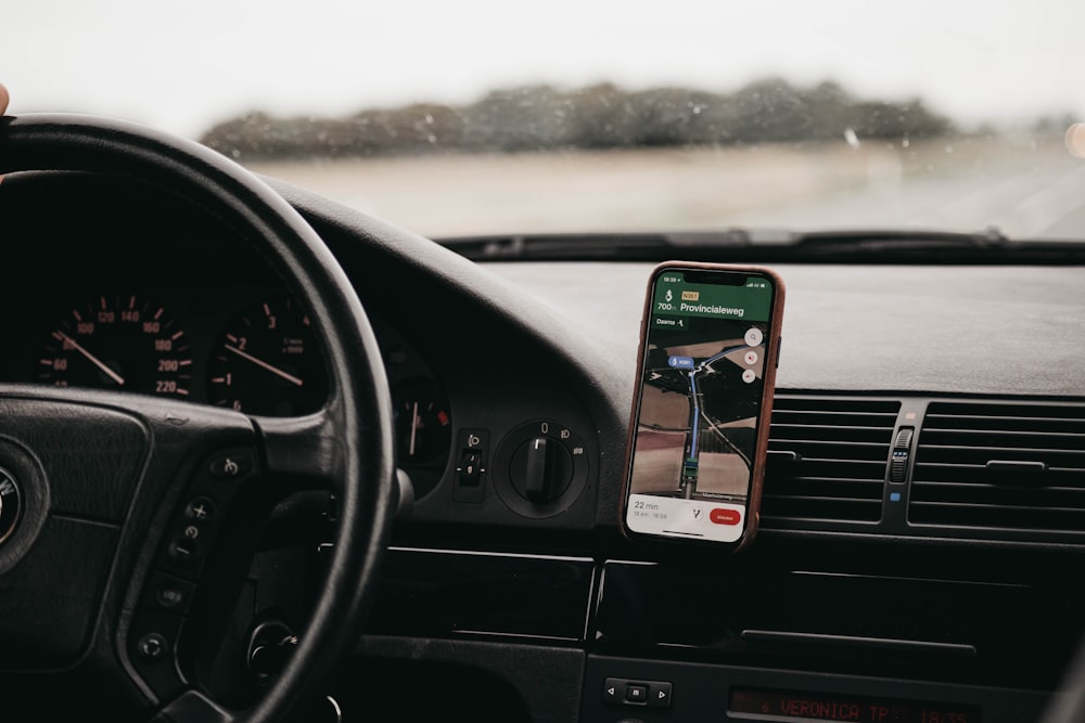 Smartphone eingeschaltet in der Fahrzeughalterung im Fahrzeug