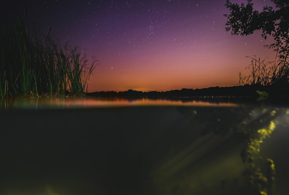 Der Nachthimmel spiegelt sich im Wasser