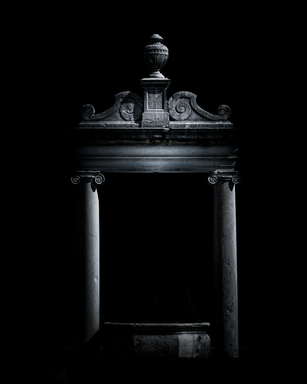 grauer Puja-Mandir-Altar auf dunklem Hintergrund