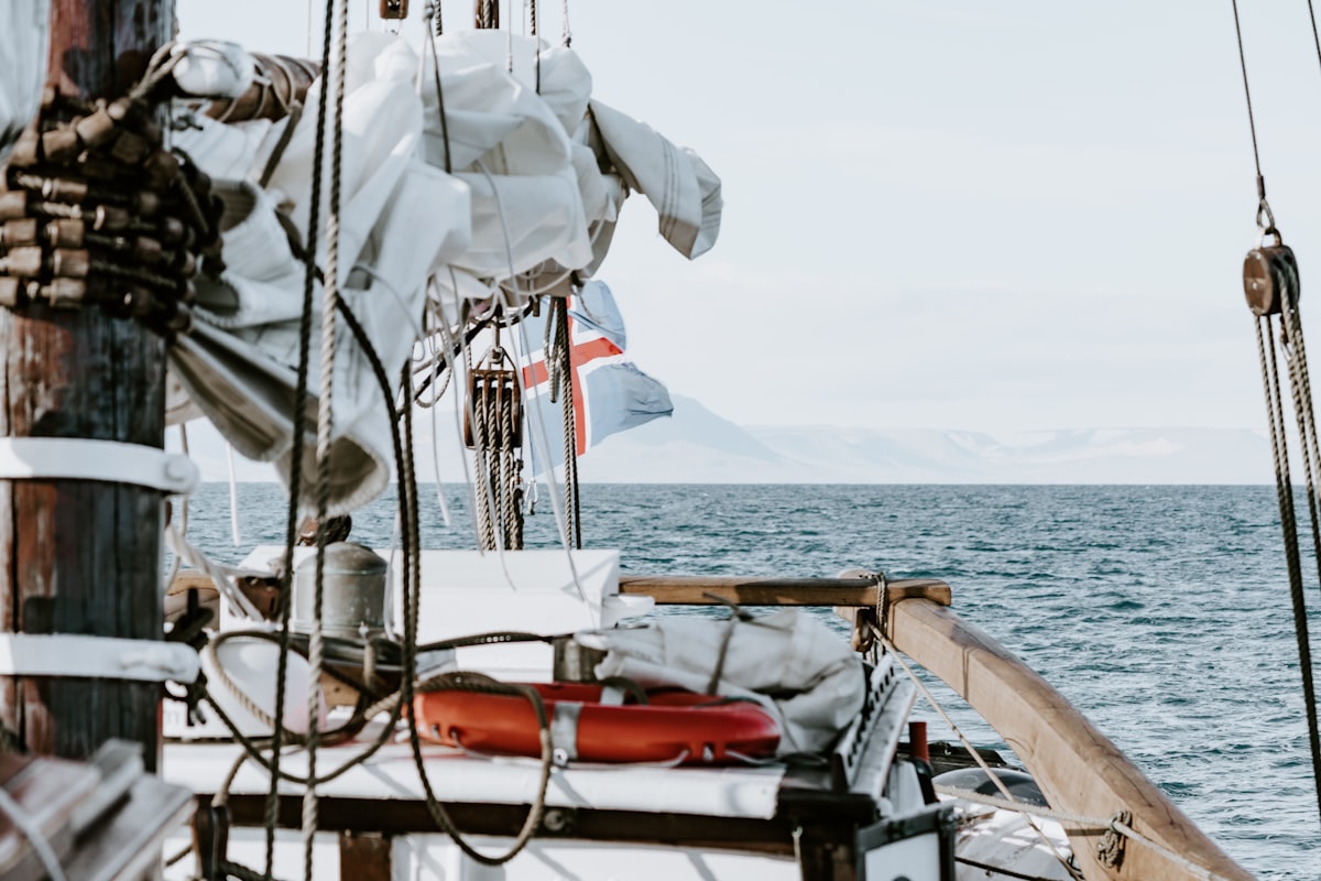 Jarcia y equipo de cubierta de un velero profesional para primer empleo de marinero