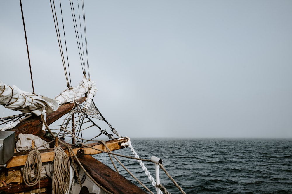 braunes Segelboot auf Gewässer