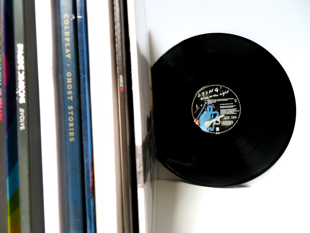 Vinyl-Schallplatte auf weißem Schreibtisch