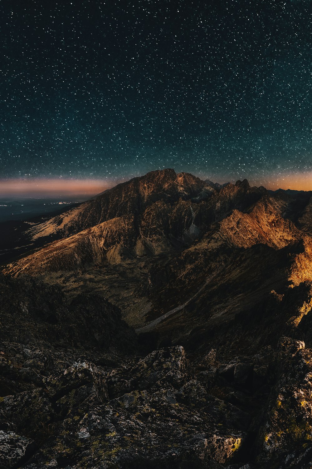 Montagna marrone sotto la notte stellata