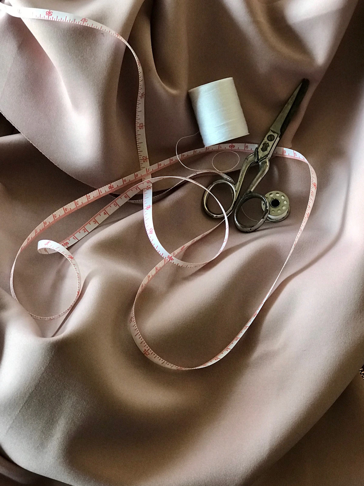 Historische Atelier-Aufnahme – Stoff und Handwerk