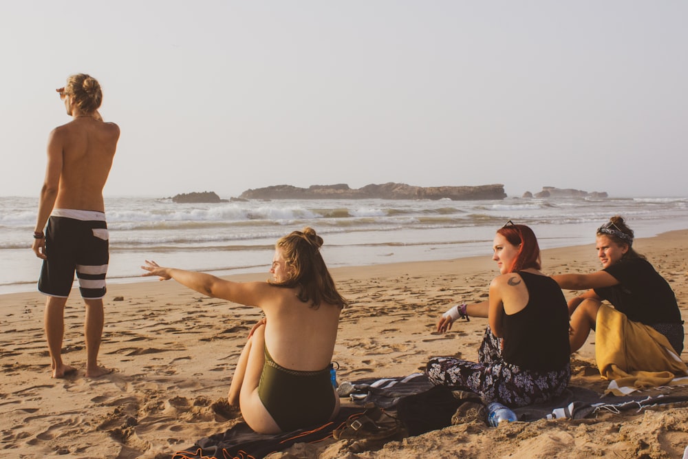 grupo de pessoas na praia