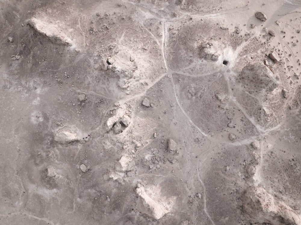 uma vista aérea de uma área árida com rochas e terra