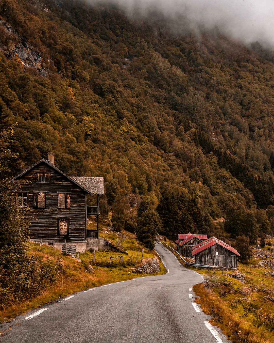 landscape photography of houses near mountain