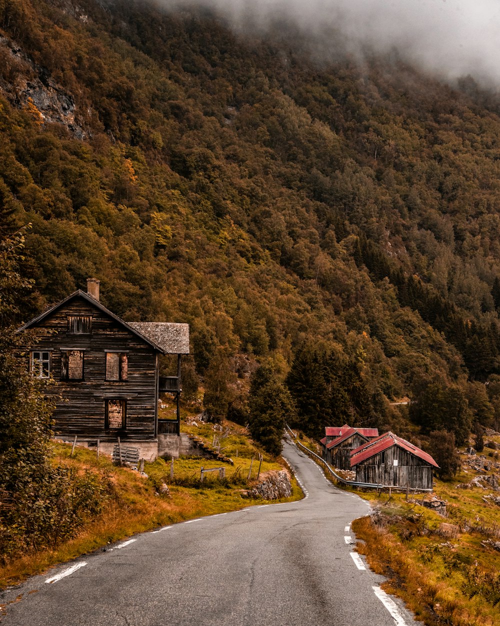 Fotografia de paisagem de casas perto da montanha