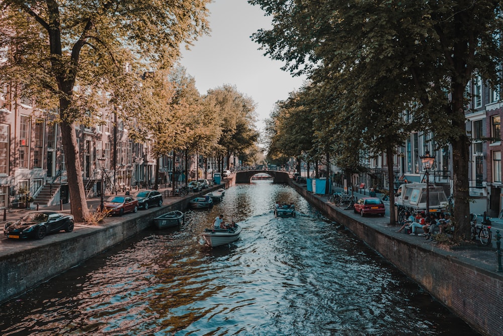 アムステルダム、オランダの運河(昼間)