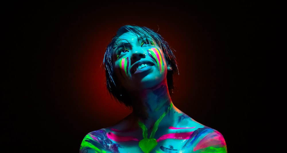 mujer en una foto de pinturas de colores variados