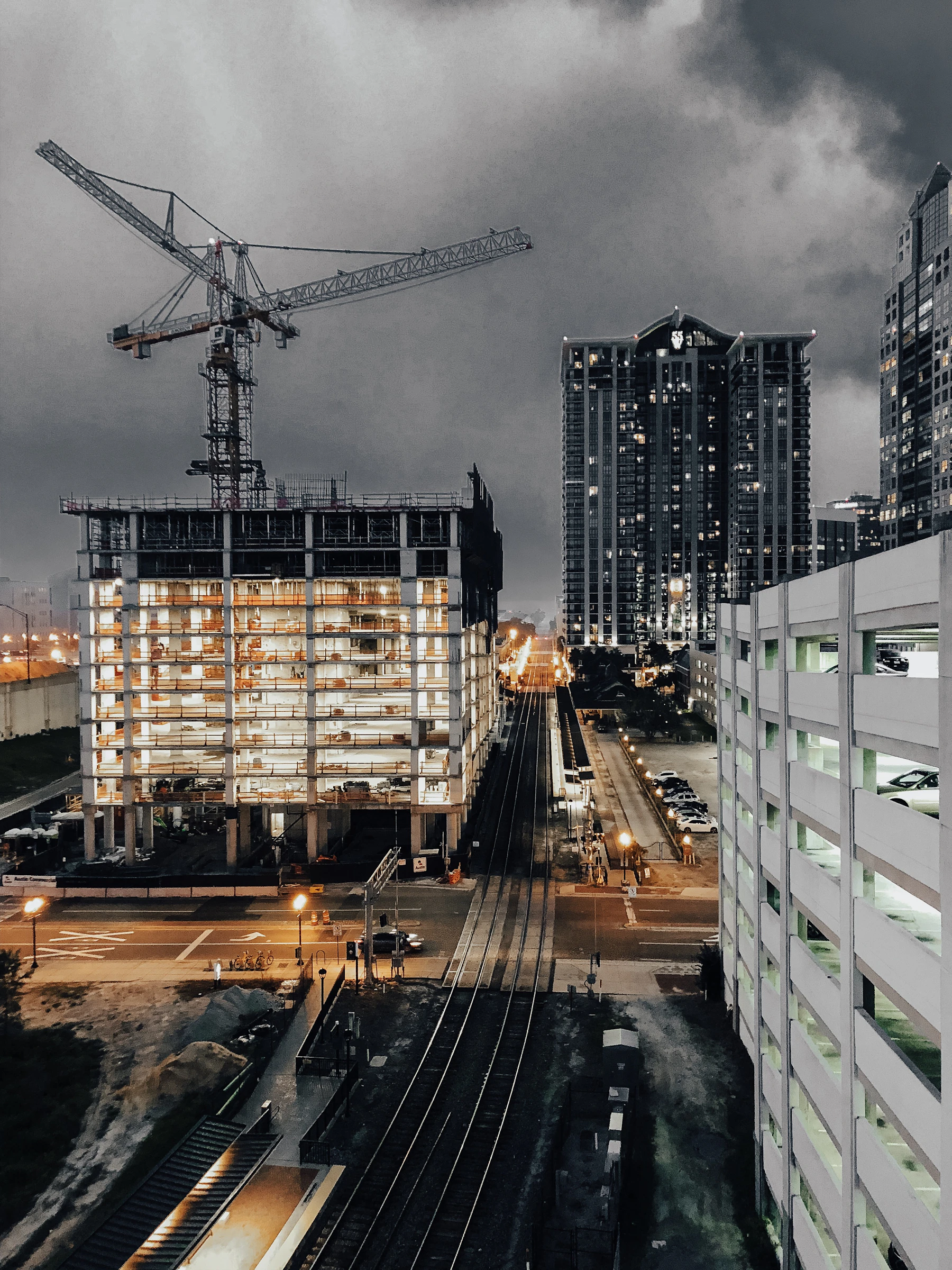Obra em construção ao entardecer