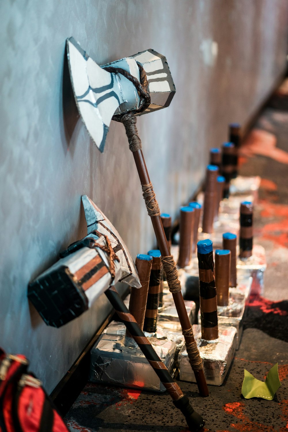 Photo de jouets de hache et de boulon en bois