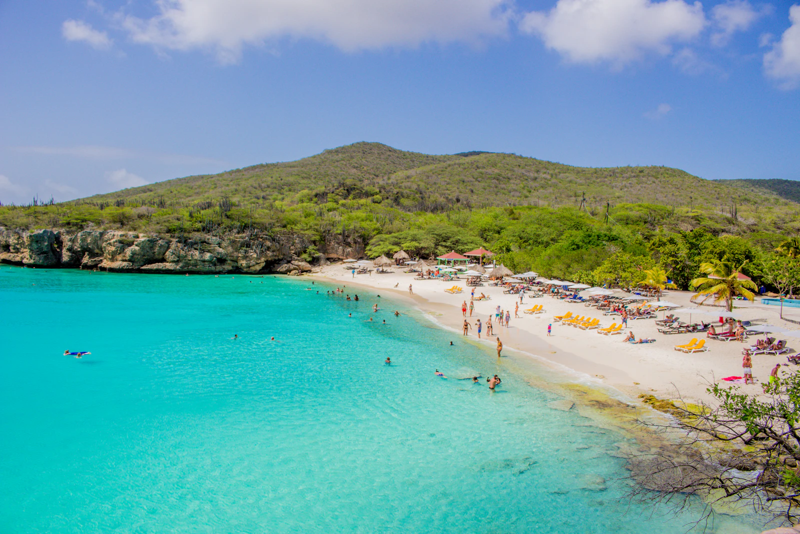 Playa Kenepa Grandi (Grote Knip) de arena blanca y agua turquesa en Curazao