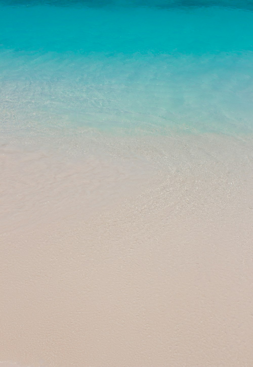 Playa de arena blanca con mar azul