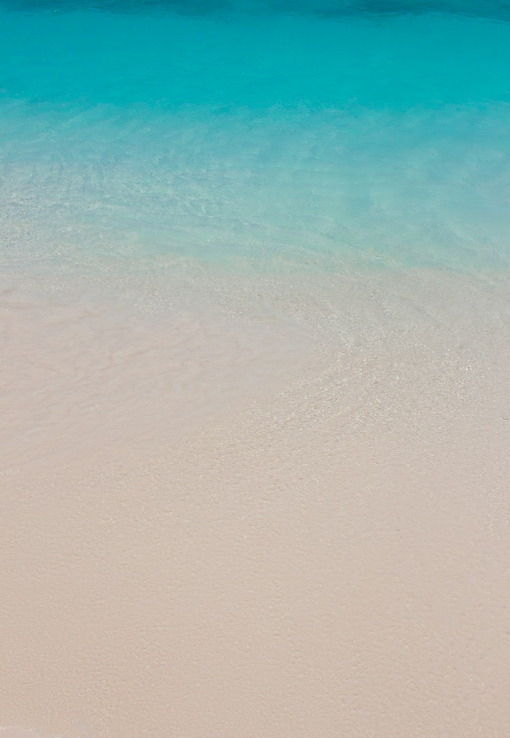 plage de sable blanc avec mer bleue