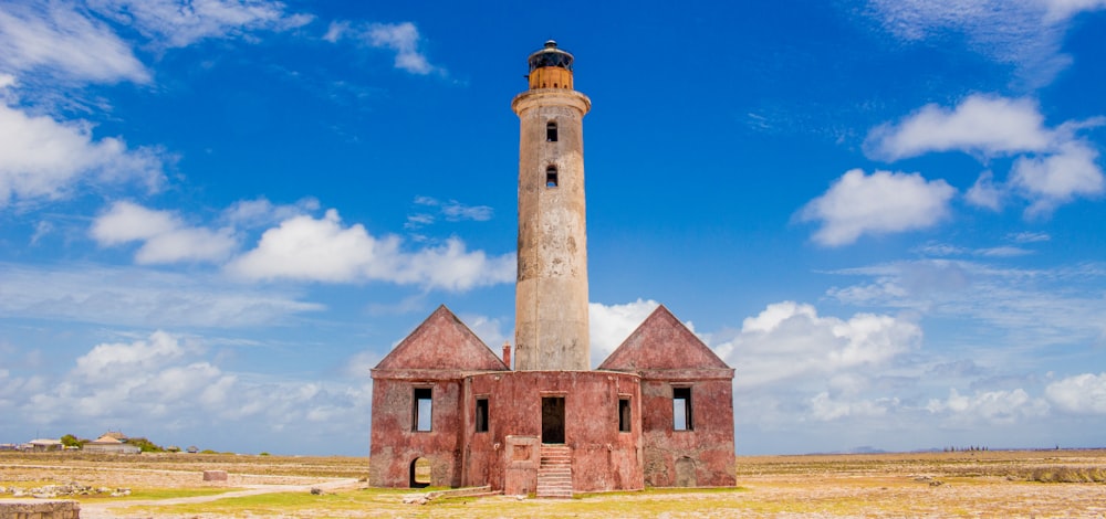 茶色の灯台の写真