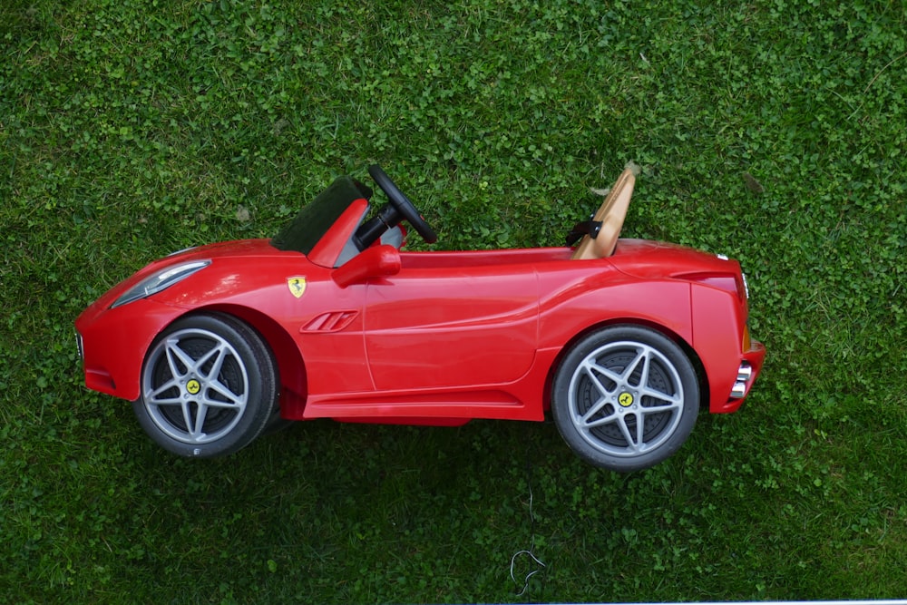 juguete de coche de paseo Ferrari rojo