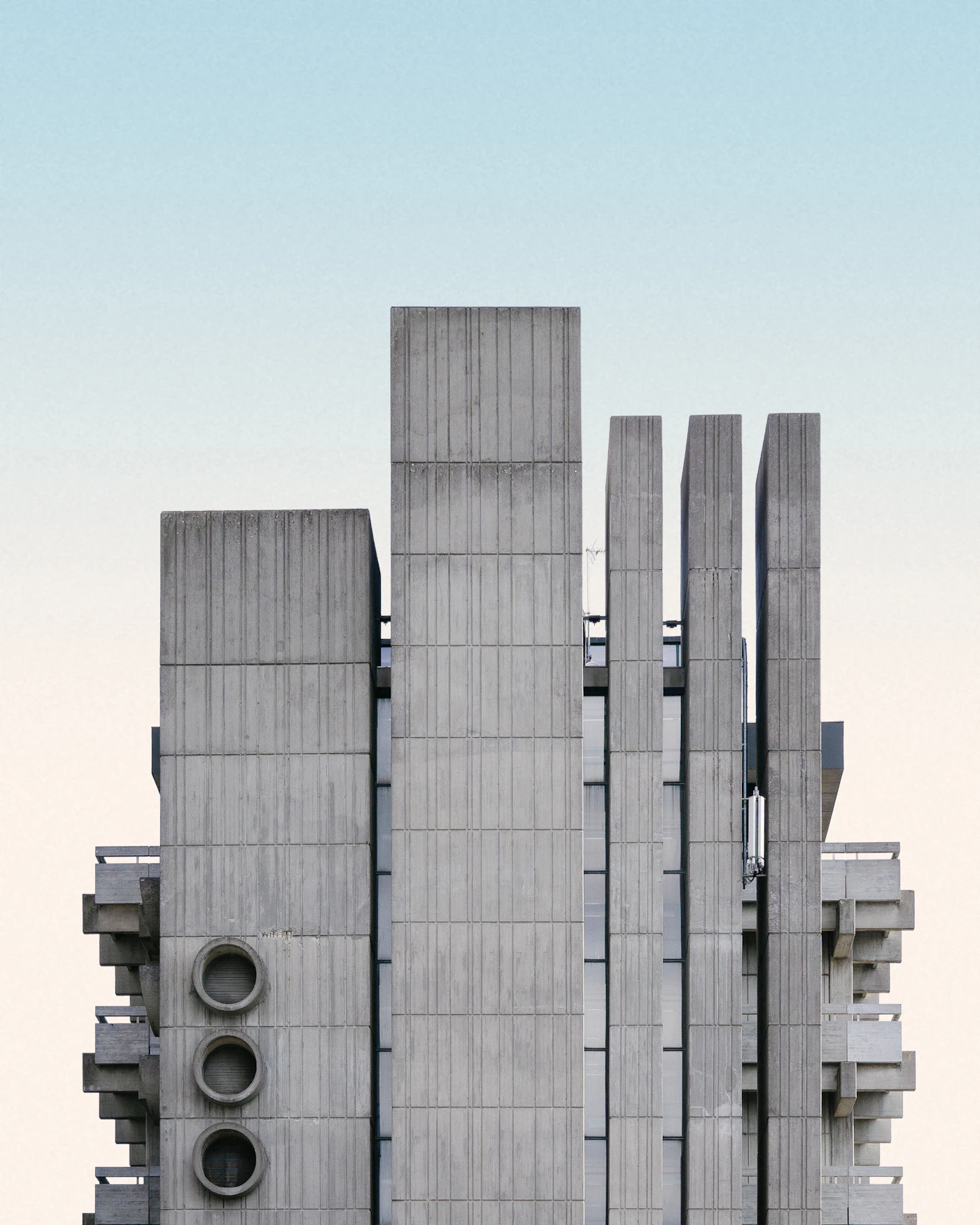 Brutalist exterior — ph. unsplash