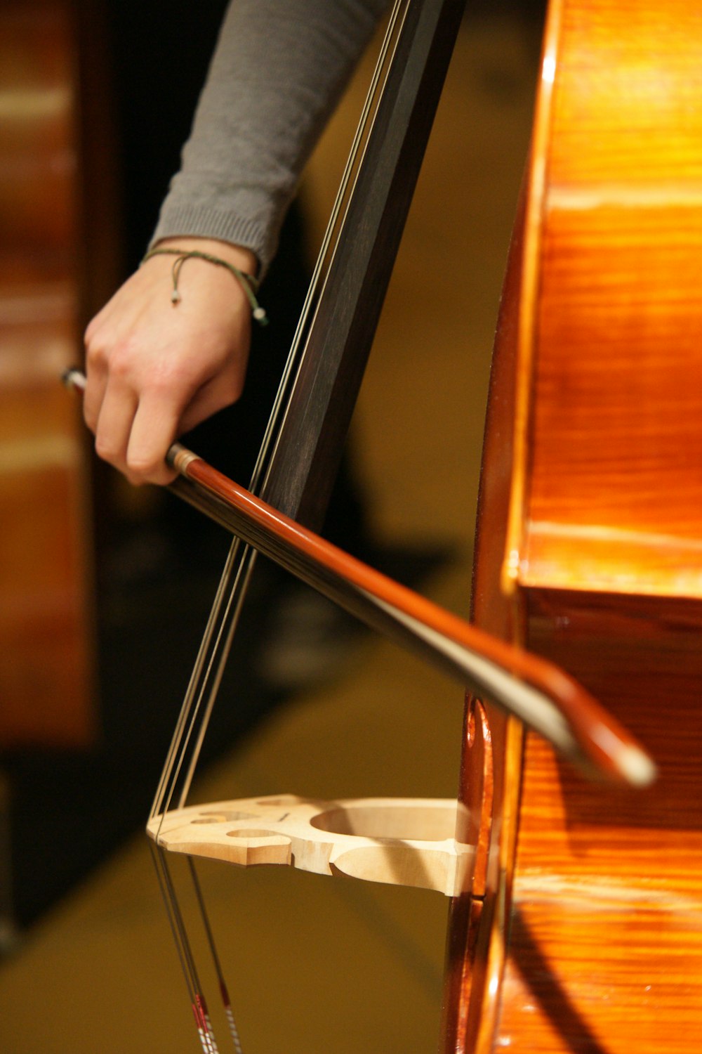 pessoa tocando violoncelo