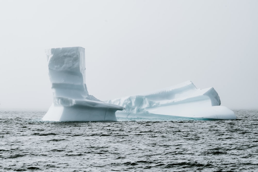 iceberg rodeado de masa de agua