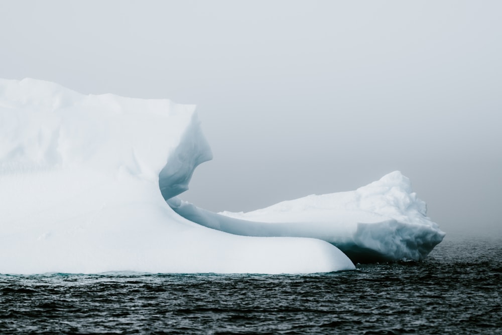 iceberg sul mare sotto una nuvola scura