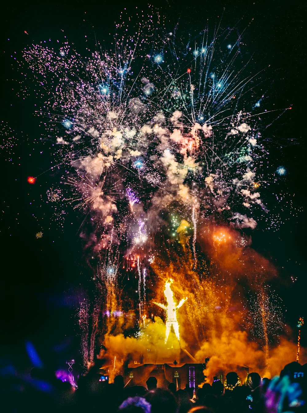 Menschenmenge, die Feuerwerk beobachtet