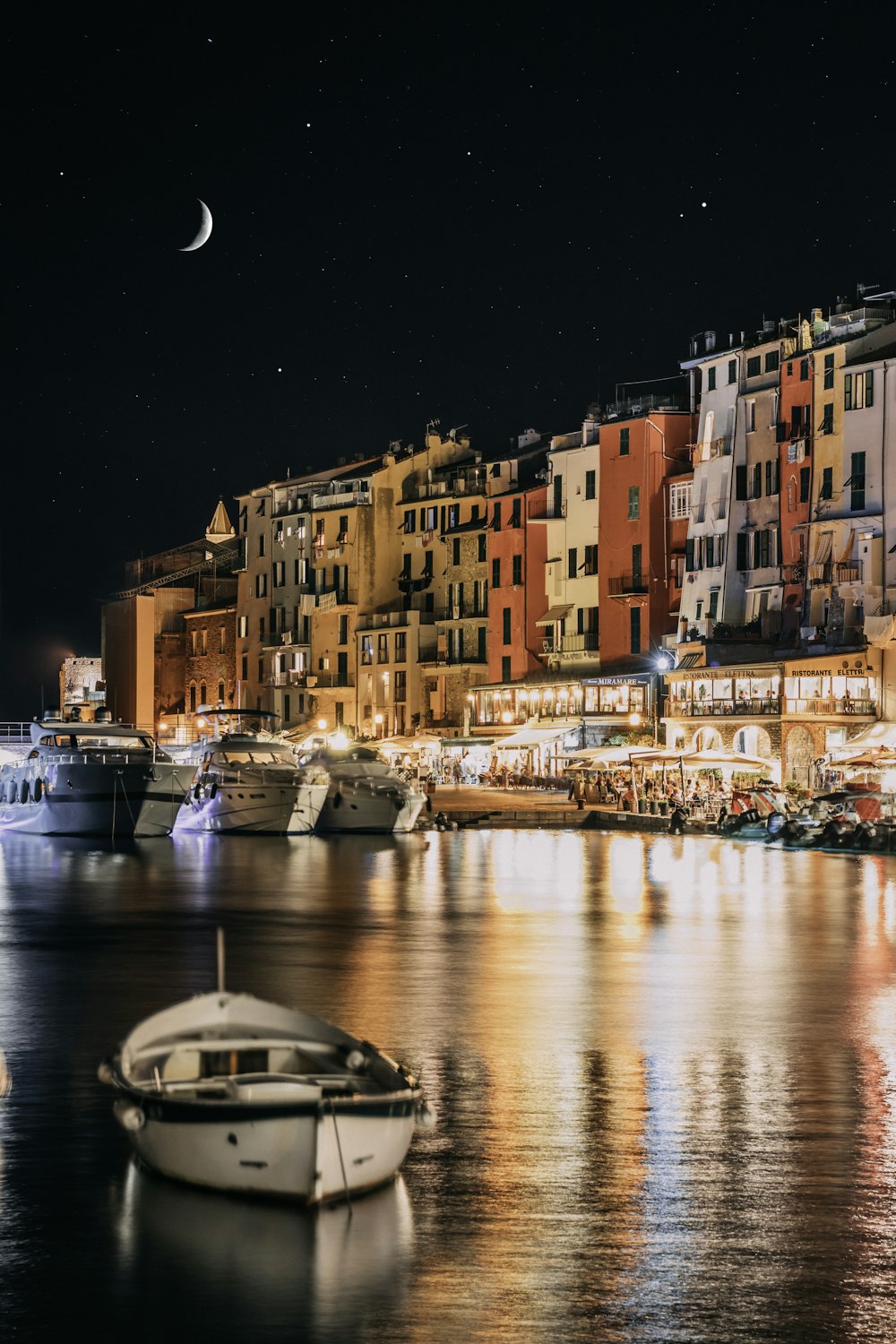 barca bianca sull'acqua durante la notte