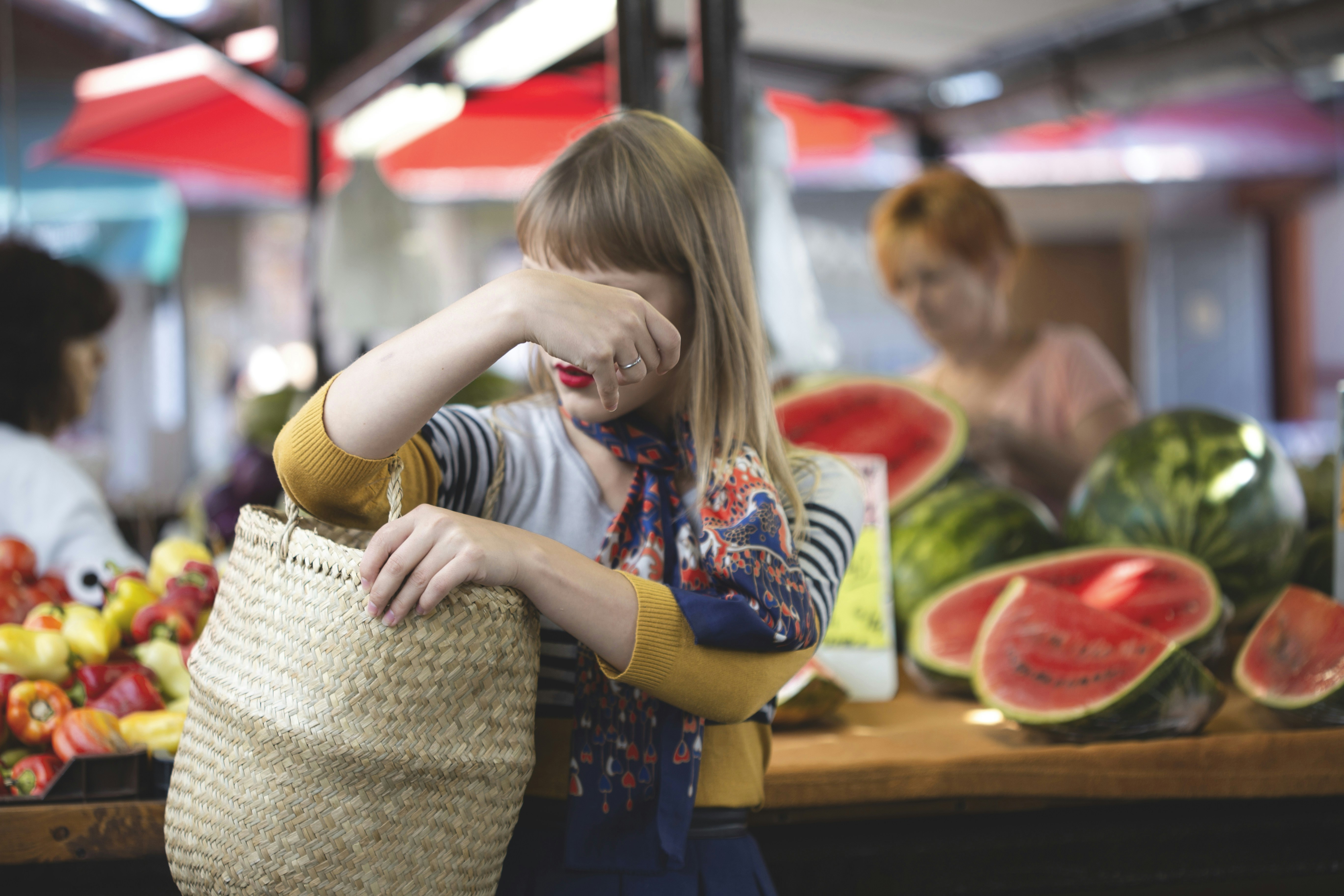 Woman shopping for fresh, gut-friendly food ingredients