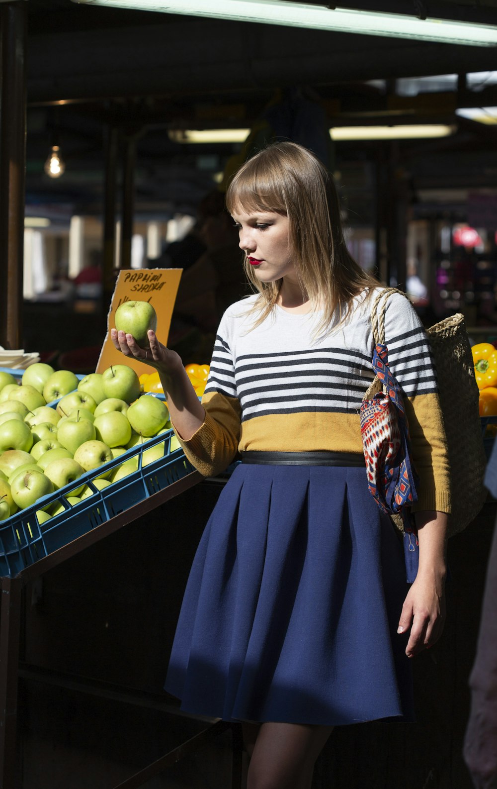 woman holding green apple fruit