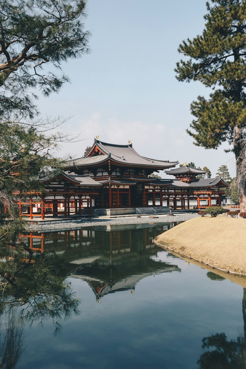 穏やかな水域の前の寺院