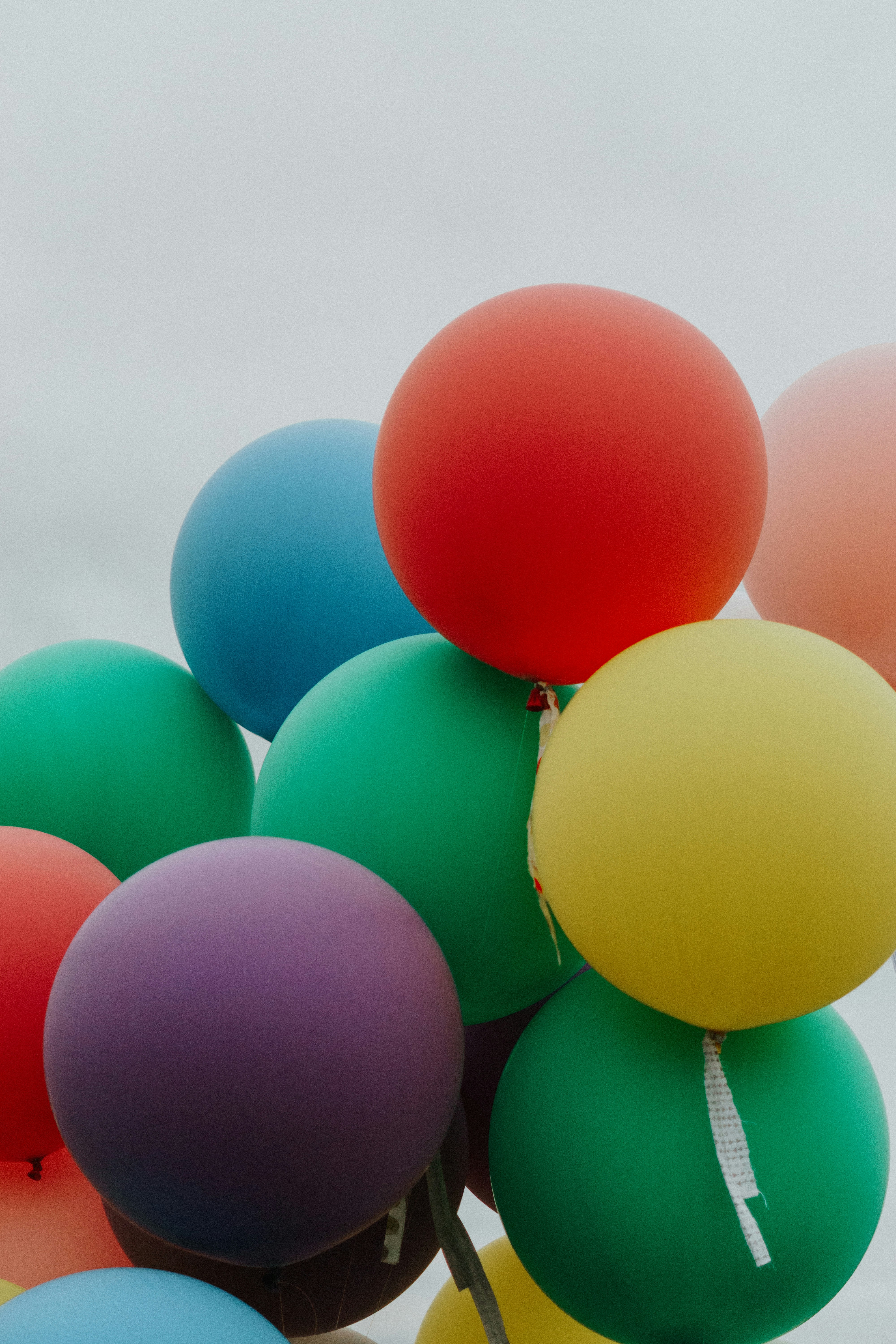 assorted-color balloon lot by Haley Lawrence (https://unsplash.com/ja/@whoishaleylawrence)