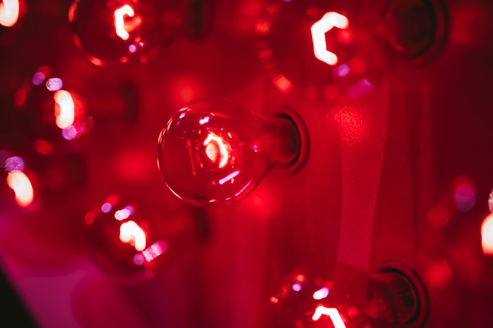 photo sélective des lumières d’ampoule rouge