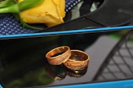 Fashion rings displayed next to a smartphone showing the Ringsizar app interface.