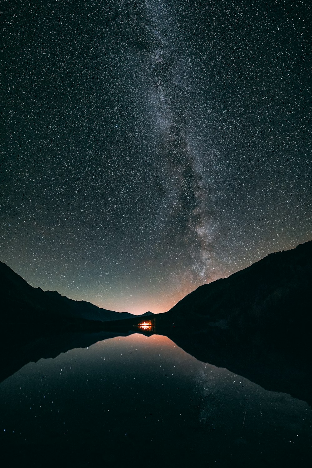 Fotografía de reflexión del lago bajo el cielo negro