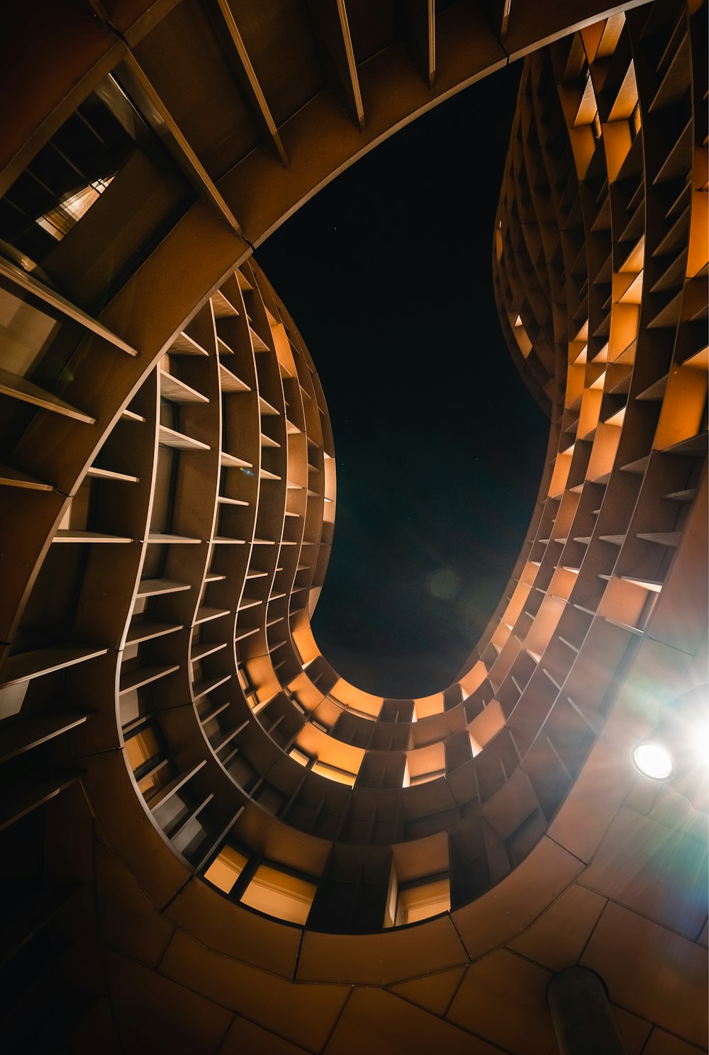 Fotografía de ángulo bajo del interior del edificio marrón