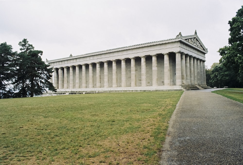 Bâtiment en béton gris