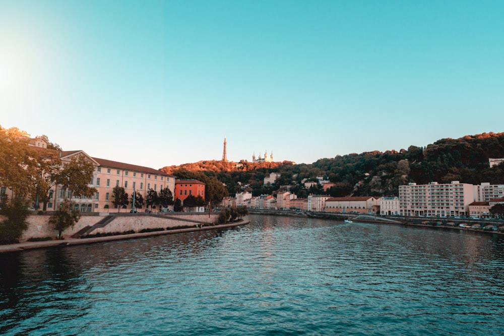 specchio d'acqua sotto il cielo blu